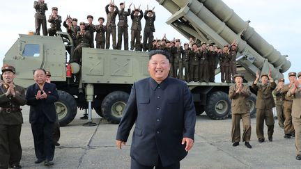 Le dictateur nord-coréen Kim Jong-un devant un véhicule lanceur de missiles, le 24 août 2019. (KCNA VIA KNS / AFP)