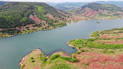 Vue aérienne du lac du Salagou : l'ocre, le vert et le bleu forment les couleurs de la palette d'un peintre. (MICHAEL ESDOURRUBAILH / MAXPPP)