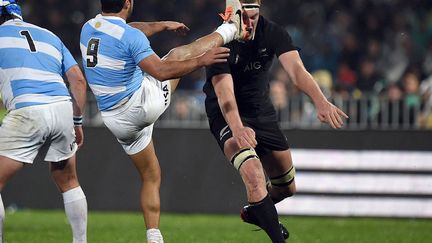 L'Argentin&nbsp;Martin Landajo (G) frappe du pied le visage du N&eacute;o-Z&eacute;landais&nbsp;Brodie Retallick lors du match de rugby opposant les deux &eacute;quipes au tournoi Four Nations &agrave; Napier (Nouvelle-Z&eacute;lande), le 6 septembre 2014. (MARTY MELVILLE / AFP)