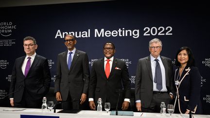  Le PDG de Pfizer Albert Bourla, le président rwandais Paul Kagame, le président du Malawi Lazarus Chakwera, le philanthrope Bill Gates et la présidente du groupe Pfizer Angela Hwang lors d'une conférence de presse en marge du Forum économique mondial de Davos, le 25 mai 2022.  (FABRICE COFFRINI / AFP)