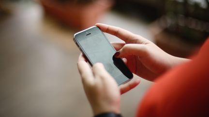 Pour le Nouvel An, les SMS sont de moins en moins utilisés par les Français pour souhaiter la bonne année. (CARLINA TETERIS / MOMENT RF / GETTY IMAGES)