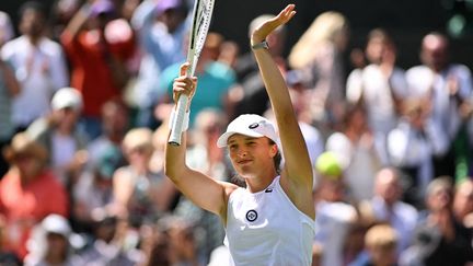 Iga Swiatek après sa victoire au premier tour de Wimbledon contre Jana Fett, le 28 juin 2022. (GLYN KIRK / AFP)