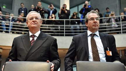 Le chef de Volkswagen Martin Winterkorn (à gauche), qui a jeté l'éponge lors de l'éclatement du scandale du "Dieselgate" en septembre 2015, avait empoché 17 millions d'euros en 2011, un record historique pour un patron du Dax.  (JOHN MACDOUGALL / AFP)