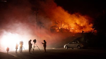 Des journalistes font un direct télé sur le "Hillside fire", le 31 octobre 2019, à San Bernardino (Etats-Unis). (JOSH EDELSON / AFP)