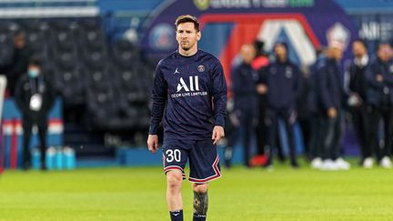 Lionel Messi lors de l'échauffement avant le match de L1 entre le PSG et le LOSC Lille au Parc des Princes à Paris, le 29 octobre 2021.&nbsp; (JAAK MOINEAU / HANS LUCAS / AFP)