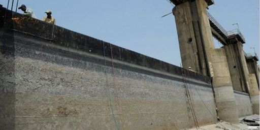 Ouvriers travaillant sur un barrage à Ahmedabad (nord de l'Inde) le 23-5-2012. (AFP - Sam PANTHAKY)