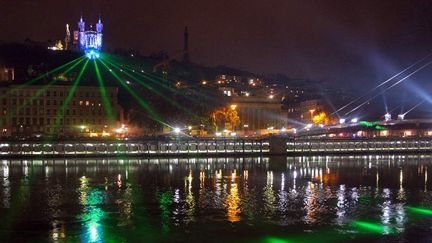 La Basilique de Fourvière illumine les quais de Saône grâce à ses rayons verts.
 (Jean-François Lixon)