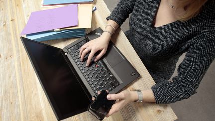 Illustration d'une femme ayant recours au télétravail.&nbsp; (MAXPPP)