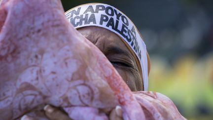 Une femme pleure dans les bras d'une autre, lors d'une manifestation en soutien aux Palestiniens à San Juan (Porto Rico), le 17 octobre 2023. (ALEJANDRO GRANADILLO / ANADOLU / AFP)