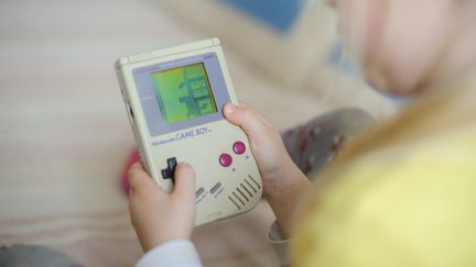 Un enfant joue à un modèle original de Game Boy, la console portable de l'entreprise japonaise Nintendo. (Photo d'illustration) (THOMAS EISENHUTH / ZB)