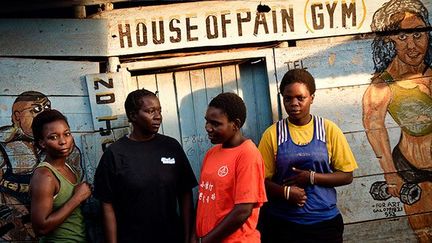 Avec d’autres jeunes, elles se retrouvent à la salle de gym du bidonville pour pratiquer leur passion.
 

  (AFP PHOTO/Michele Sibiloni)