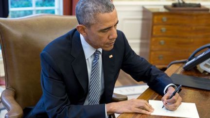 Barack Obama signe sa lettre à Ileana Yarza le 16 mars 2015 (capture d'écran du blog de la Maison Blanche) (DR)