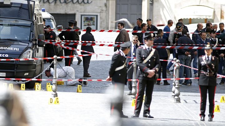 Un cordon de s&eacute;curit&eacute; a &eacute;t&eacute; &eacute;tabli devant le palais Chigi, &agrave; Rome (Italie), o&ugrave; un homme a ouverte le feu sur des carabiniers, le 28 avril 2013. (REMO CASILLI / REUTERS)