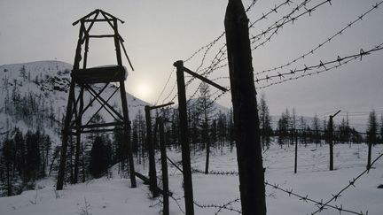 Les ruines d'un goulag soviétique, à 30 km au sus de Topolinoie, dans les Monts de&nbsp;Verkhoiansk (Yakoutie, Sibérie orientale). Le sol y est pavé des ossements des prisonniers forçats, les zeks. (MARC GARANGER / MARC GARANGER)