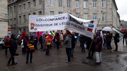 Des enseignants manifestent contre la politique de leur ministre Jean-Michel Blanquer, le 4 avril 2019 à Besançon (Doubs) (ANNE FAUVARQUE / FRANCE BLEU BESANÇON / RADIO FRANCE)