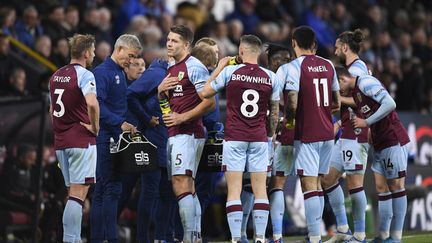 Les joueurs de Burnley prennent une pause pendant le match contre Southampton pour rompre le jeûne du ramadan, le 21 avril 2022. (OLI SCARFF / AFP)