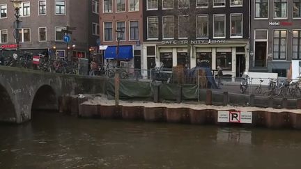 Certains des 1 600 ponts d'Amsterdam (Pays-Bas) s'affaissent et menacent de s'écrouler. La mairie va devoir dépenser des centaines de millions d'euros pour les consolider. (FRANCE 2)