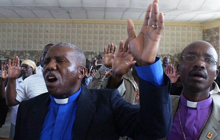 Prière, en présence d'évêques, dans une église du diocèse de Bulawayo (sud-est du Zimbabwe) le 14 avril 2007. (DESMOND KWANDE / AFP)