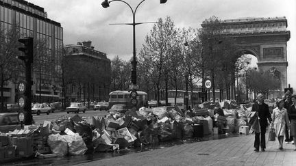 Des poubelles entassées sur les Champs-Elysées, à Paris, le 19 avril 1977. (KEYSTONE PICTURES USA / MAXPPP)