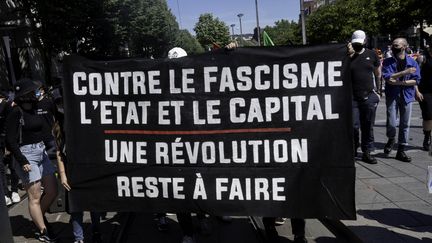 Une banderole de la marche des libertés de Nantes, le 12 juin 2021. (ESTELLE RUIZ / HANS LUCAS)