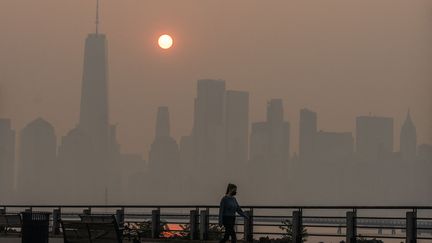 New York étouffe sous la fumée des incendies au Canada, le 8 juin 2023. (EDUARDO MUNOZ ALVAREZ / GETTY IMAGES / AFP)