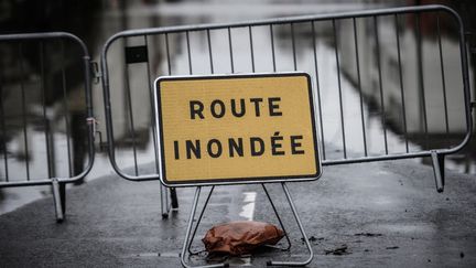 A sign indicating a road flooded during a storm (illustrative photo).  (PHILIPPE LOPEZ / AFP)