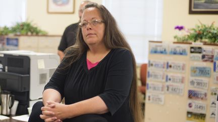 Apr&egrave;s avoir refus&eacute; d'enregistrer des mariages homosexuels, la greffi&egrave;re&nbsp;Kim Davis a &eacute;t&eacute; condamn&eacute;e jeudi 3 septembre &agrave; la prison. (TY WRIGHT / GETTY IMAGES NORTH AMERICA / AFP)