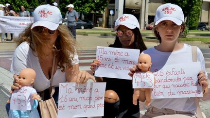 Des manifestantes près du parlement à Rabat pour protester contre la loi sur l'avortement, le 25 juin 2019 (AFP)