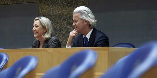 La présidente du Front national, Marine Le Pen, et le leader du parti d'extrême droite néerlandais PVV, Geert Wilders, à La Haye le 13 novembre 2013. (AFP - ANP - Valerie Kuypers)