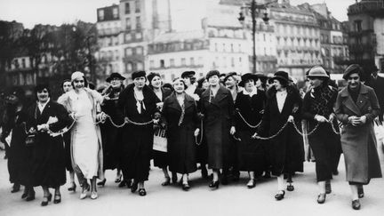 La voici d'ailleurs en compagnie d'autres suffragettes, la semaine suivante, le 12 mai 1935. Entre mai 1919 et juillet 1936, la chambre des d&eacute;put&eacute;s adopte &agrave; six reprises le vote des femmes. En vain, puisque le S&eacute;nat refuse d'examiner le texte. (COLLECTION ANTOINE / SIPA / SIPA)