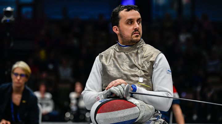 Maxime Valet lors des championnats d'Europe d'escrime en fauteuil roulant à la Halle Carpentier, à Paris, le 7 mars 2024. (DIDIER ECHELARD)