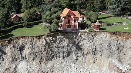 Une maison au bord du précipice à Saint-Martin-Vésubie (Alpes-Maritimes), le 3&nbsp;octobre 2020,&nbsp;au lendemain d'un violent épisode méditerranéen provoqué par la tempête Alex. Le bilan s'élève en France à 9 morts et 9 disparus. Plusieurs villages ont été dévastés par les fortes crues. (VALERY HACHE / AFP)