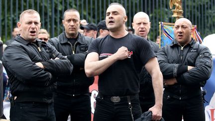 Au centre, le pr&eacute;sident des Jeunesses nationalistes r&eacute;volutionnaires, Serge Ayoub, le 8 mai 2011 &agrave; Paris. (THOMAS SAMSON / AFP)