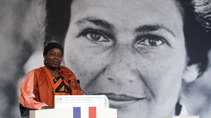 La Camerounaise&nbsp;Aissa Doumara Ngatansou a reçu le premier prix Simone Veil, le 8 mars 2019. (THIBAULT CAMUS / POOL)