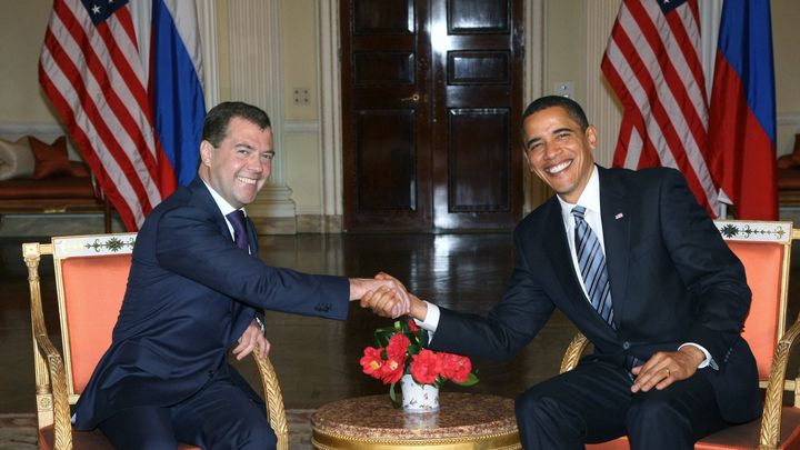 Dmitri Medvedev, alors président de la Fédération de Russie, et Barack Obama, président des Etats-Unis à l'époque, le 1er avril 2009 à Londres (Royaume-Uni), lors d'un sommet du G20. (VLADIMIR RODIONOV / RIA NOVOSTI / AFP)