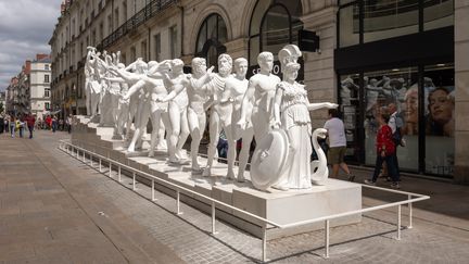 L'oeuvre contemporaine "European Thousand-Arms Classical Sculpture" du Chinois Xu Zhen, met en scène 19 figures et occupe une voie piétonne du centre-ville dans le cadre de l'édition 2023 du Voyage à Nantes. (MARTIN ARGYROGLO / LVAN)