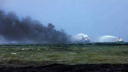 L'incendie à bord du "MV X-Press Pearl" en cours d'extinction au large de Colombo, au Sri Lanka, le 28 mai 2021. (PUSHPA KUMARA / ANADOLU AGENCY / AFP)