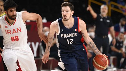 Nando de Colo ici contre l'Iran à l'occasion du dernier match des poules des Jeux de Tokyo, samedi 31 juillet. (CROSNIER JULIEN / AFP)