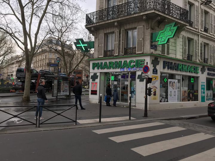 Devant une pharmacie du 14e arrondissement de Paris, le 16 mars 2020. (LEO TESCHER / RADIO FRANCE)