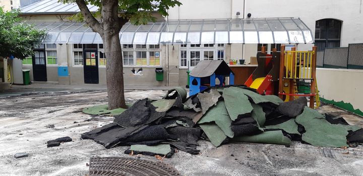 De gros morceaux le bitume contaminé au plomb au milieu de la cour de l'école Saint-Benoît, à Paris. (BENJAMIN  ILLY / FRANCE INFO)