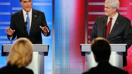 Mitt Romney (à gauche) et Newt Gingrich (à droite) lors d'un débat télévisé le 10-12-2011 (AFP - Getty Images - Kevork Djansezian )