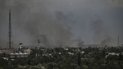 De la fumée&nbsp;au-dessus de&nbsp;Sievierodonetsk, dans l'est de l'Ukraine, le 2 juin 2022. (ARIS MESSINIS / AFP)