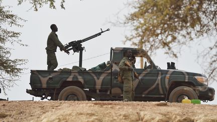 Des soldats maliens sur une route entre Markala et Niono, mardi 22 janvier.&nbsp; (ERIC FEFERBERG / AFP)