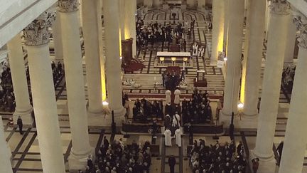 Les obsèques de Dominique Bernard ont eu lieu dans la matinée du jeudi 19 octobre à la cathédrale d'Arras (Pas-de-Calais). Des dizaines de personnes ont suivi la cérémonie sur la place de l'hôtel de ville, où la cérémonie était diffusée sur un écran géant. (franceinfo)