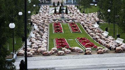 Un millier de personnes posent nues à Kuopio, dans le centre de la Finlande, pour le photographe Spencer Tunick, le 15 juillet 2023. (MATIAS HONKAMAA / LEHTIKUVA / AFP)