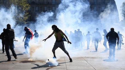 "Gilets jaunes" : une journée marquée par les tensions