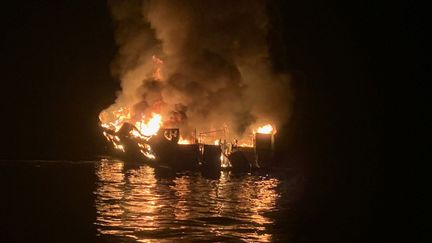 Ce bateau de plongée de 22 mètres de long a pris feu près de l'île de Santa Cruz, au large de Los Angeles, le 2 septembre 2019. (MIKE ELIASON / SANTA BARBARA COUNTY FIRE DEPART / AFP)