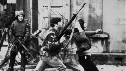 Un soldat britannique arrête un manifestant catholique à Derry-Londonderry, le 30 janvier 1972. (THOMPSON / AFP)