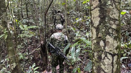 Des soldats de l'armée colombienne poursuivant les recherches pour tenter de retrouver quatre enfants portés disparus après le crash d'un avion dans la jungle amazonienne, le 23 mai 2023 à Solano (Colombie). (HANDOUT / COLOMBIAN ARMY / AFP)