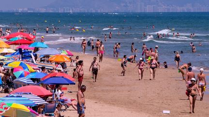 La plage de Gandia près de Valence, en Espagne, le 1er juillet 2020. (JOSE JORDAN / AFP)